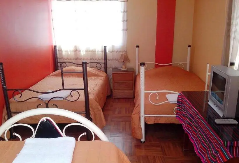 تختخواب در اتاق مشترک, Totorani Inn