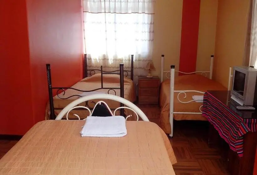 تختخواب در اتاق مشترک, Totorani Inn