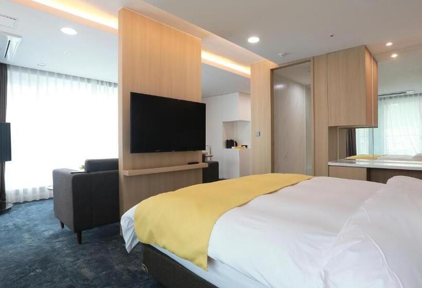 キングサイズベッドのスイートルーム, Co Op City Hotel Seongsan