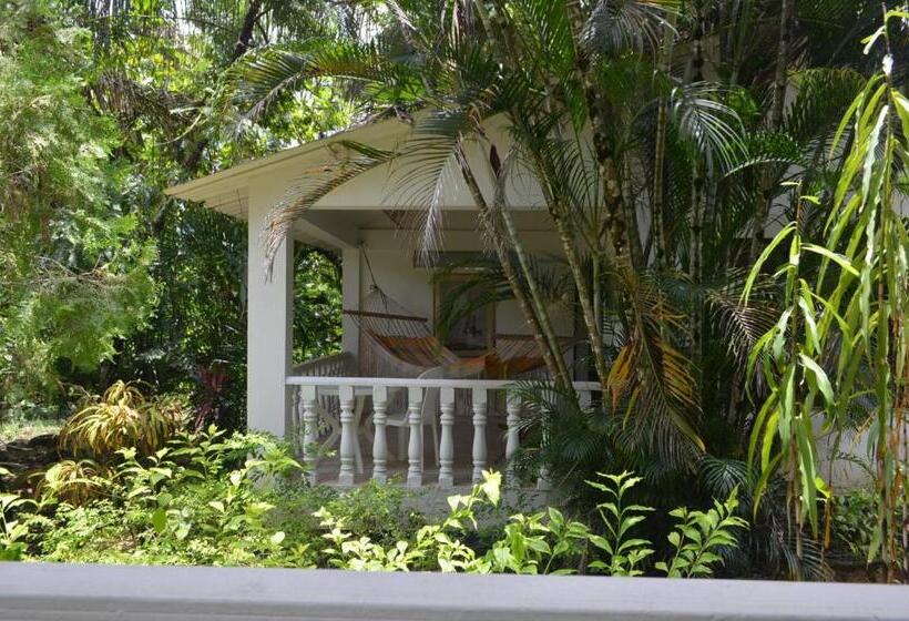 Трехместный Номер Стандарт с Балконом, Amanwana Ecofinca