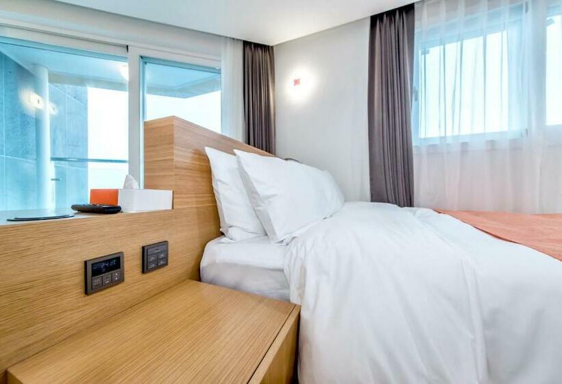 Номер Executive Вид на Море, Co Op City Hotel Seongsan