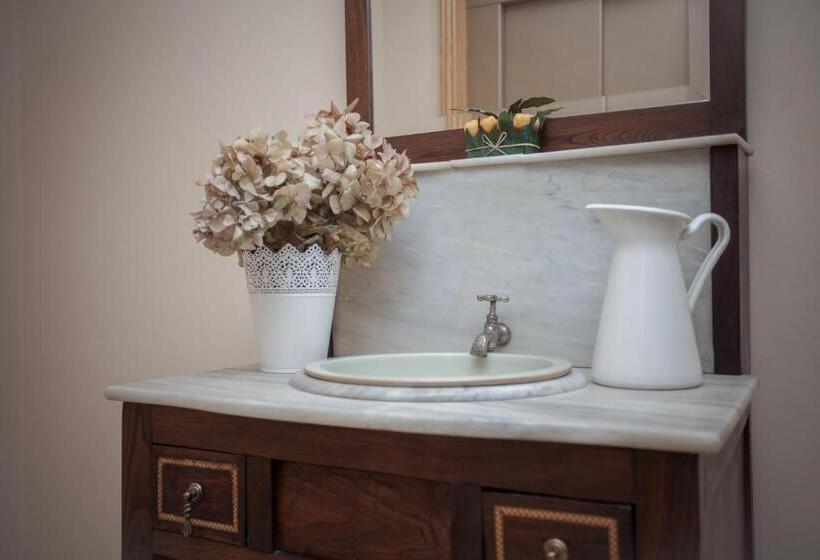 オーシャンビュースタンダードルーム, Martín Esperanza