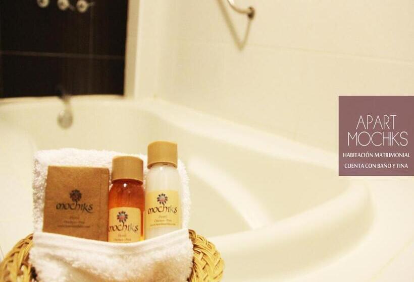 חדר משפחתי קלאסי, Mochiks