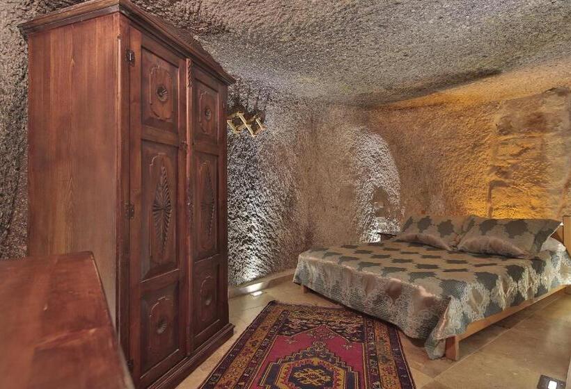 غرفة عائلية, Shoestring Cave House