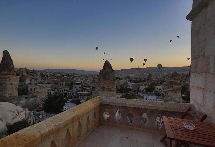 غرفة قياسية مزوَّدة بشُرفة, Shoestring Cave House