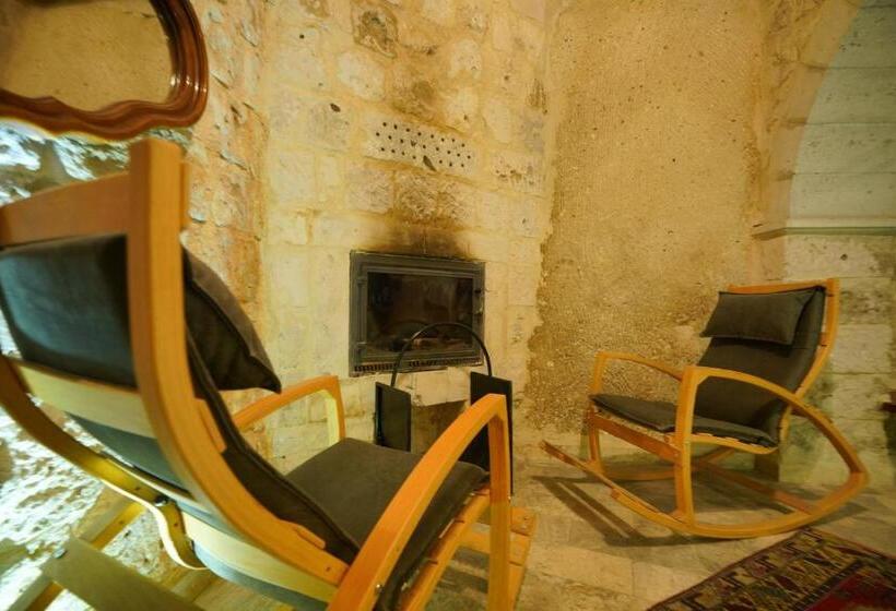 جناح مزوَّد بشرفة, Shoestring Cave House