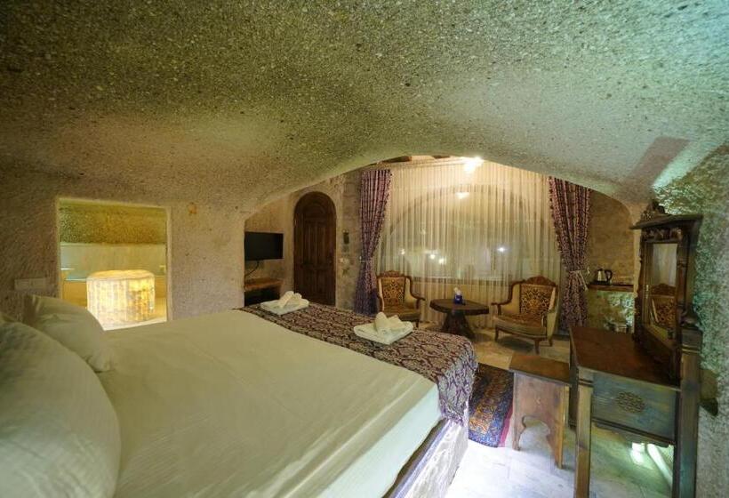 سوئیت با بالکن, Shoestring Cave House