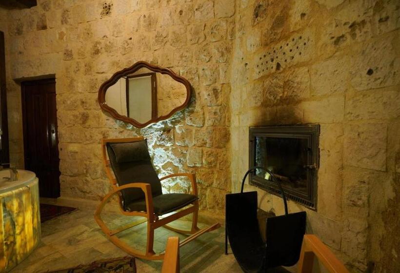 جناح مزوَّد بشرفة, Shoestring Cave House