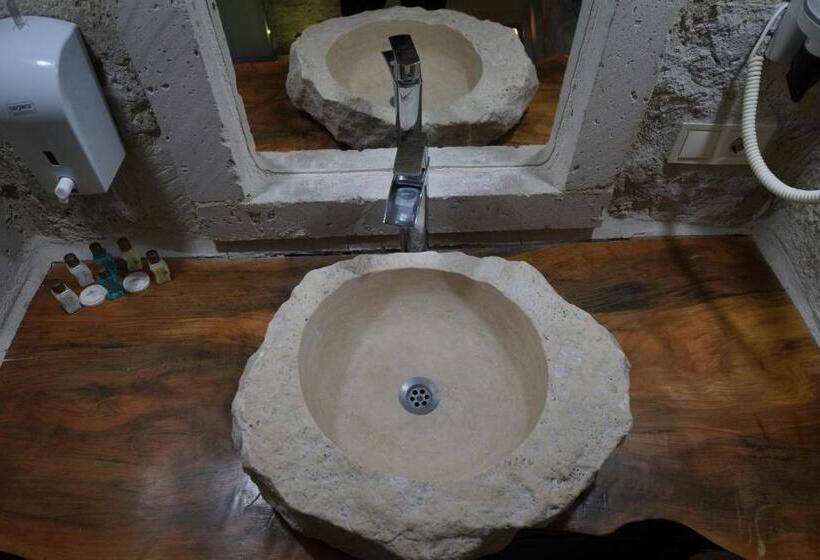 سوییت اجرایی, Shoestring Cave House