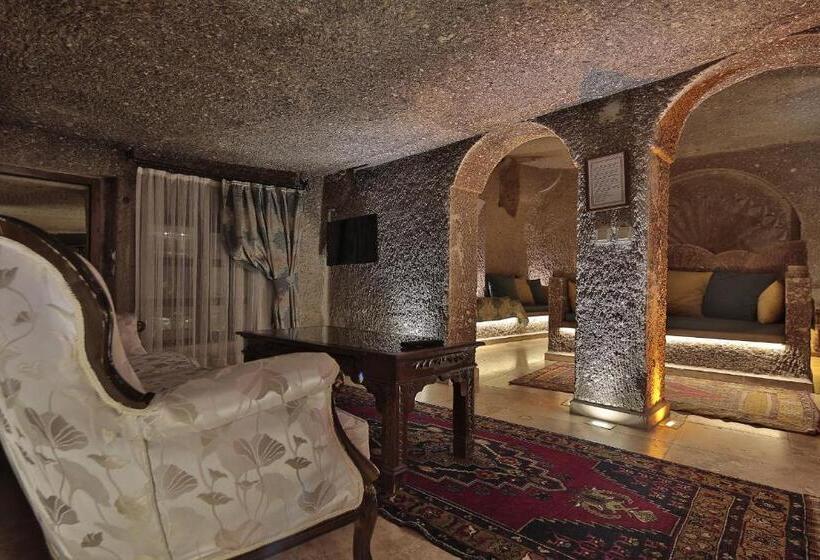 جناح سوبيريور, Shoestring Cave House