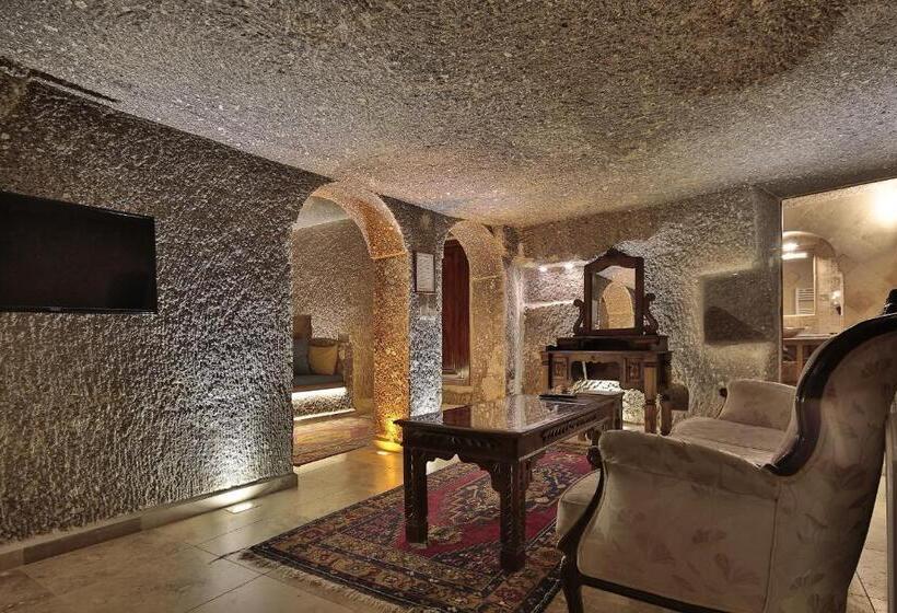 سوییت سوپریور, Shoestring Cave House