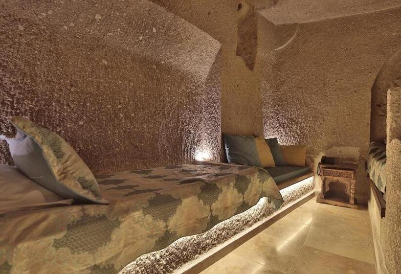 جناح سوبيريور, Shoestring Cave House
