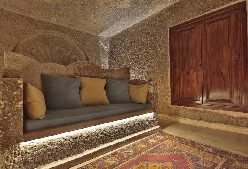 جناح سوبيريور, Shoestring Cave House