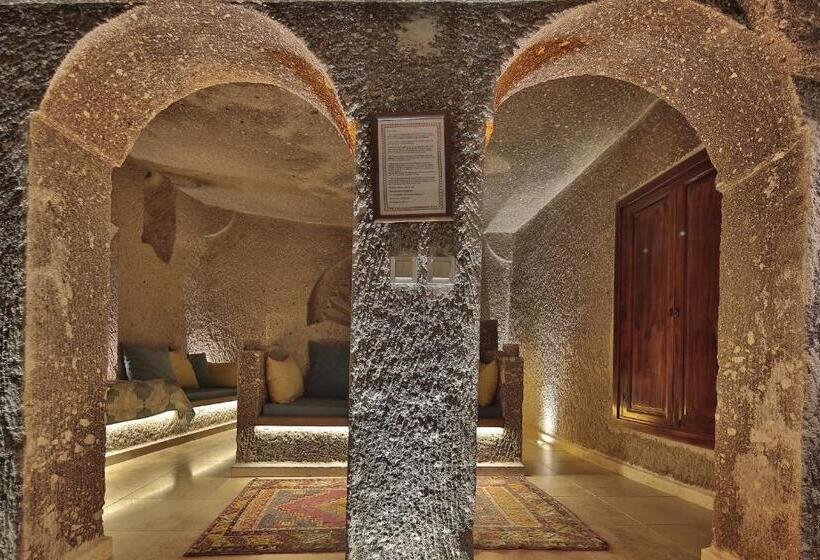 جناح سوبيريور, Shoestring Cave House