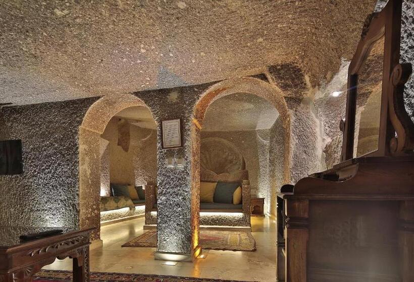 سوییت سوپریور, Shoestring Cave House