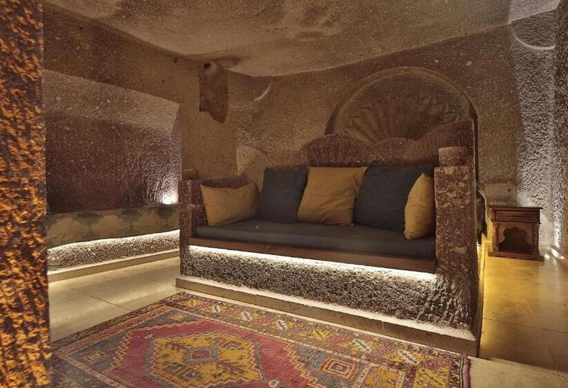 جناح سوبيريور, Shoestring Cave House