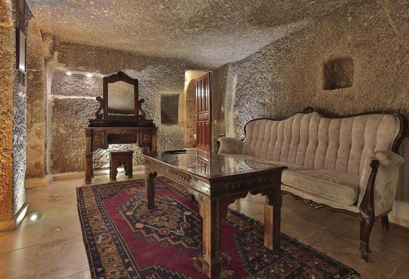 جناح سوبيريور, Shoestring Cave House