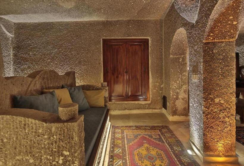 جناح سوبيريور, Shoestring Cave House