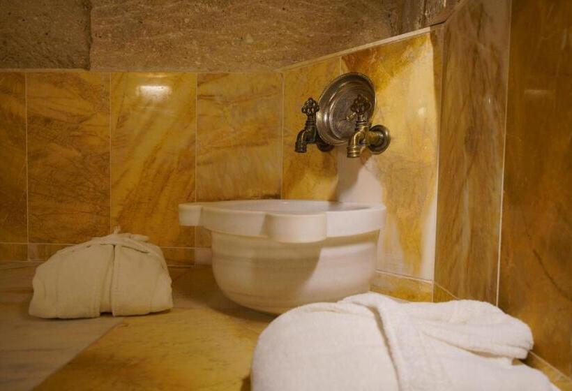 جناح, Shoestring Cave House