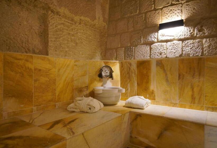 جناح, Shoestring Cave House