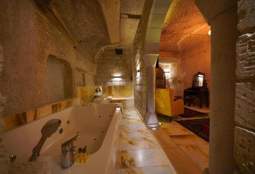 جناح, Shoestring Cave House