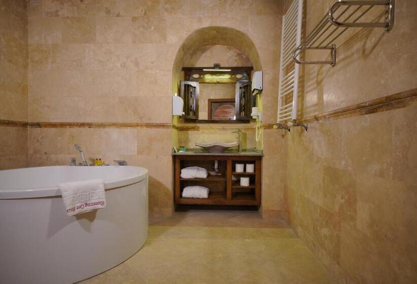 سوییت جونیور, Shoestring Cave House