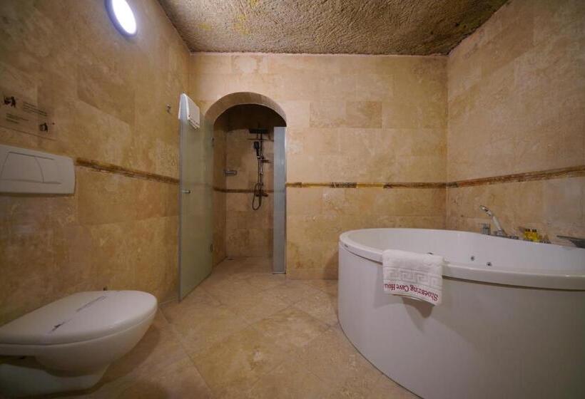 Junior Süit, Shoestring Cave House