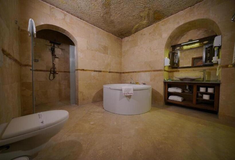 سوییت جونیور, Shoestring Cave House