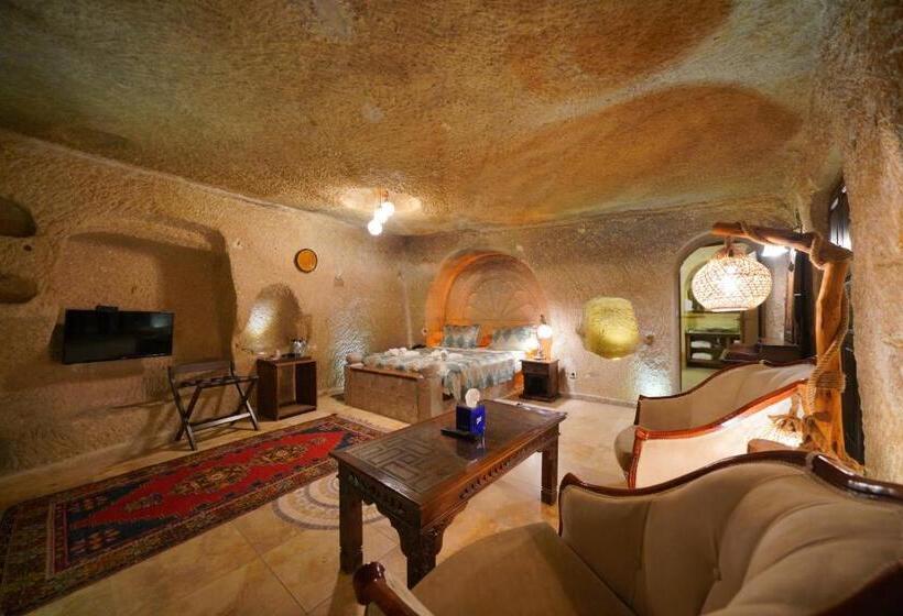 Junior Süit, Shoestring Cave House