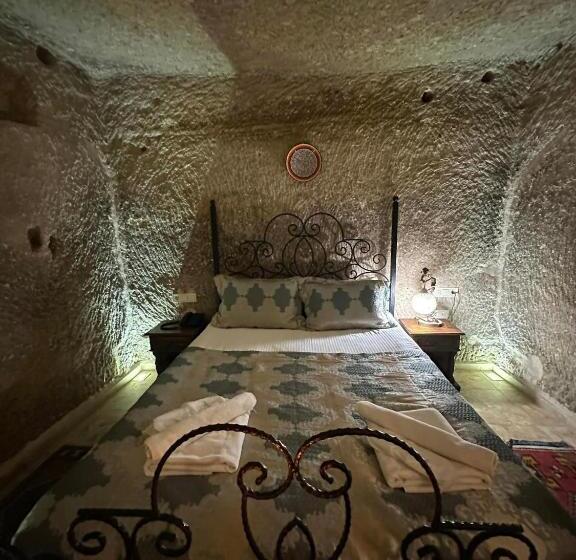 اتاق لوکس با تخت بزرگ, Shoestring Cave House
