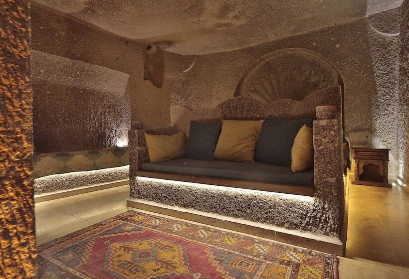 جناح, Shoestring Cave House