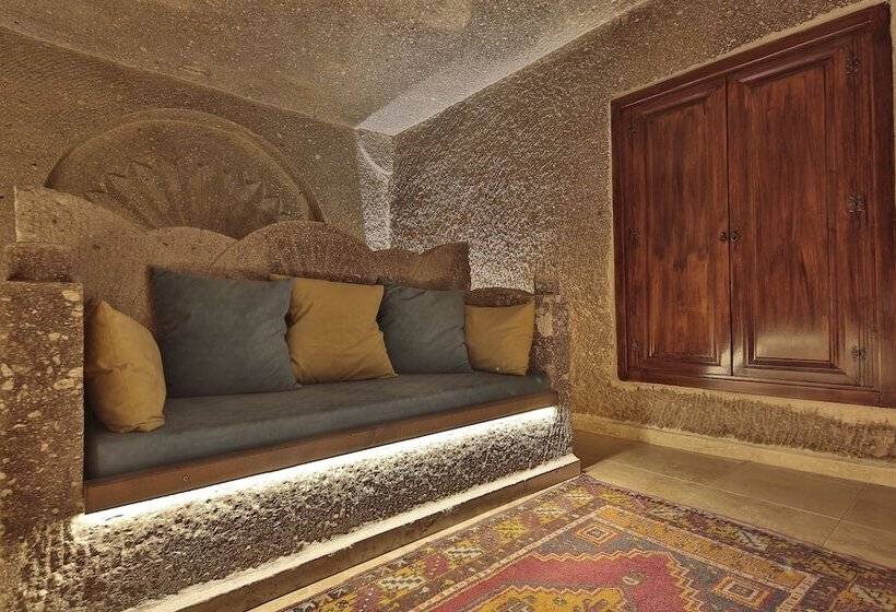 جناح, Shoestring Cave House