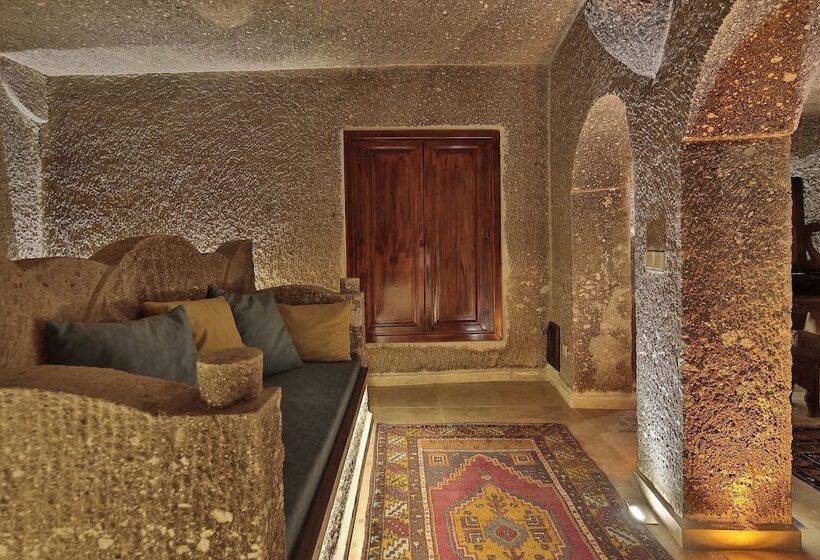スイート, Shoestring Cave House