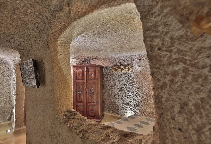 غرفة عائلية, Shoestring Cave House