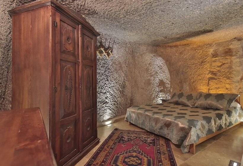 غرفة عائلية, Shoestring Cave House