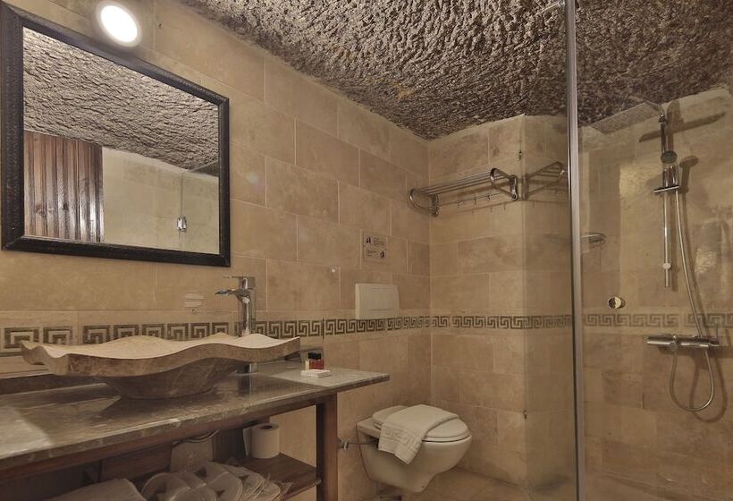 غرفة عائلية, Shoestring Cave House