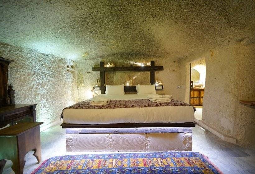 سوییت, Shoestring Cave House