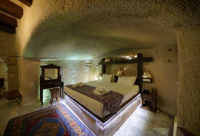 جناح, Shoestring Cave House