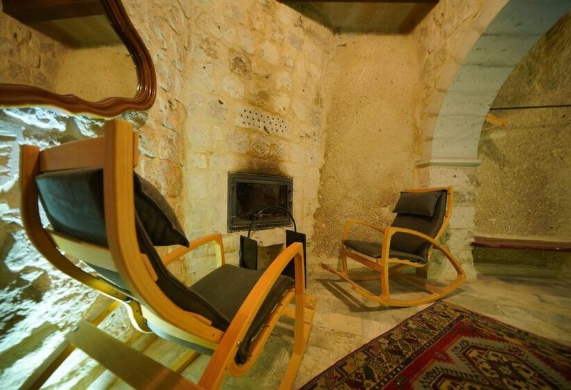 جناح, Shoestring Cave House