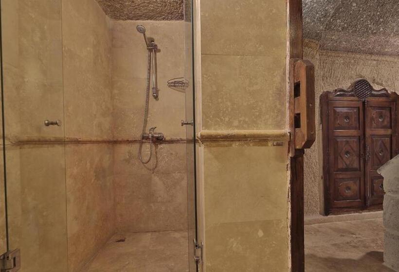 غرفة قياسية, Shoestring Cave House