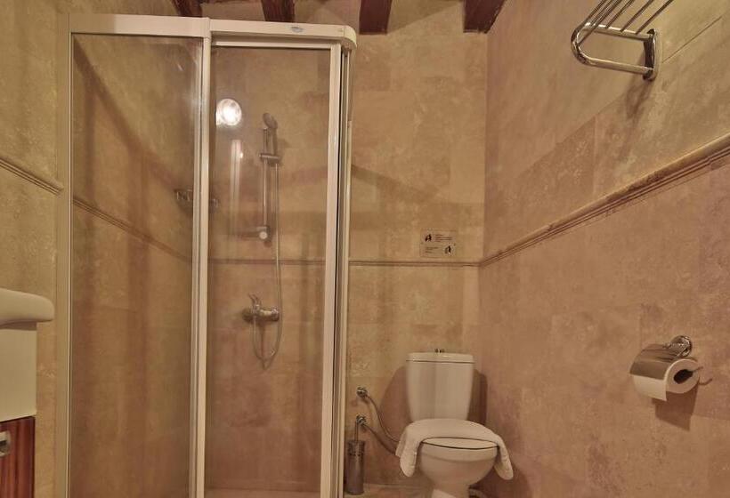 غرفة قياسية مزوَّدة بشُرفة, Shoestring Cave House