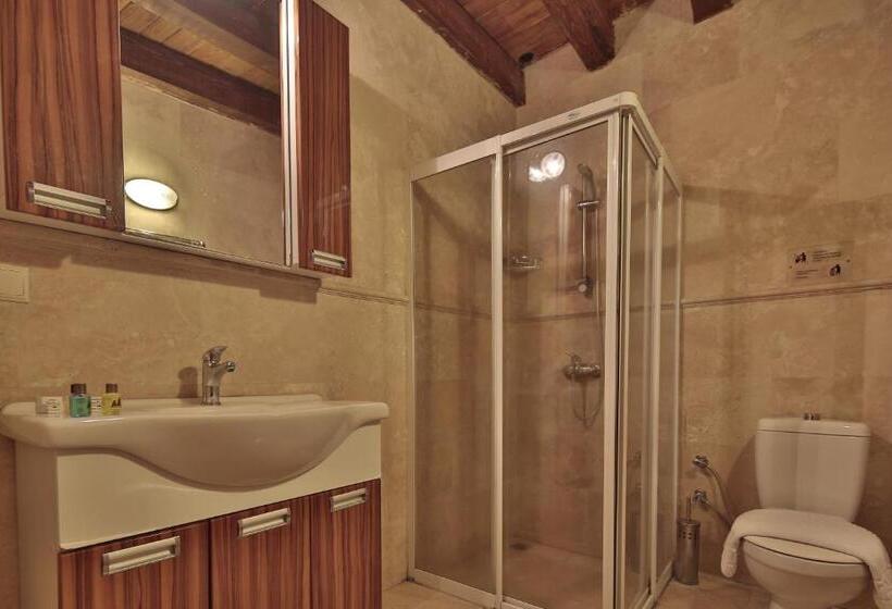 غرفة قياسية مزوَّدة بشُرفة, Shoestring Cave House