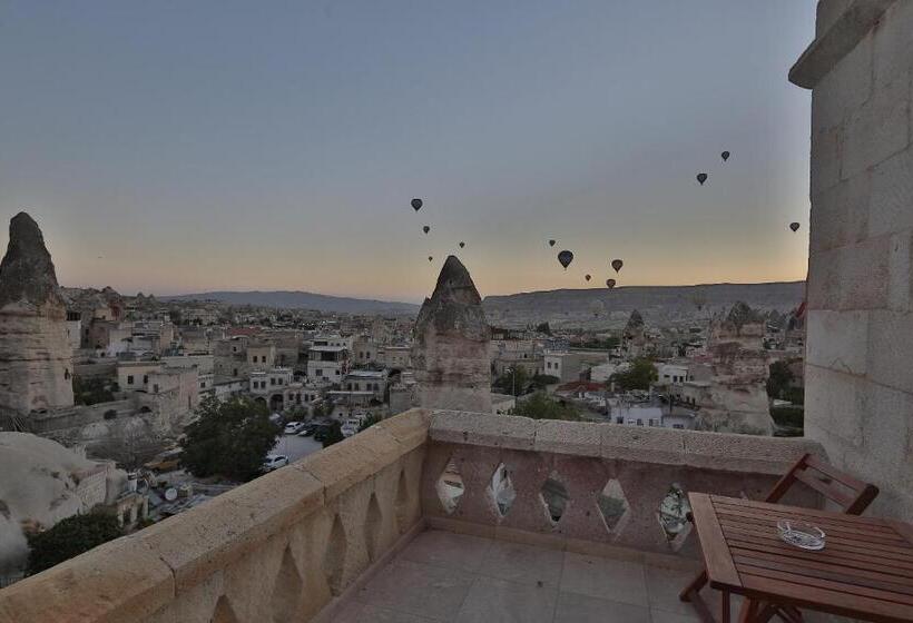 غرفة قياسية مزوَّدة بشُرفة, Shoestring Cave House