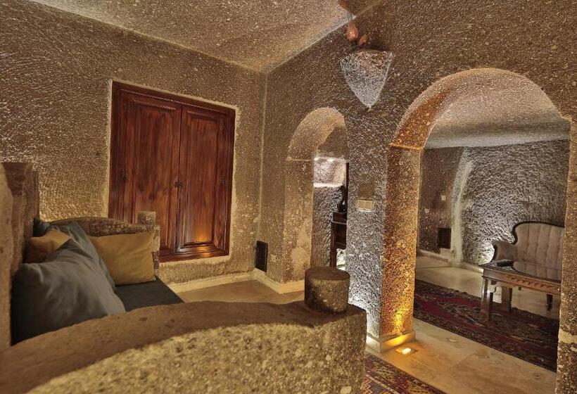 سوییت سوپریور, Shoestring Cave House