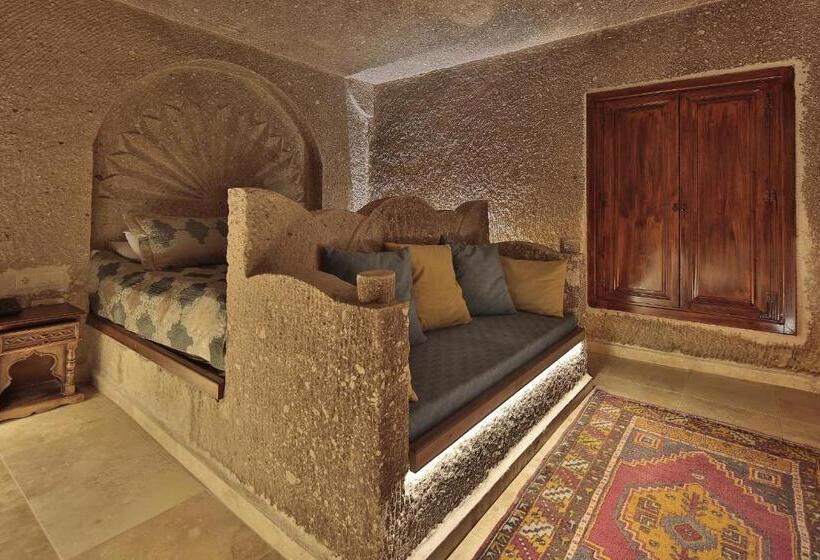 جناح سوبيريور, Shoestring Cave House