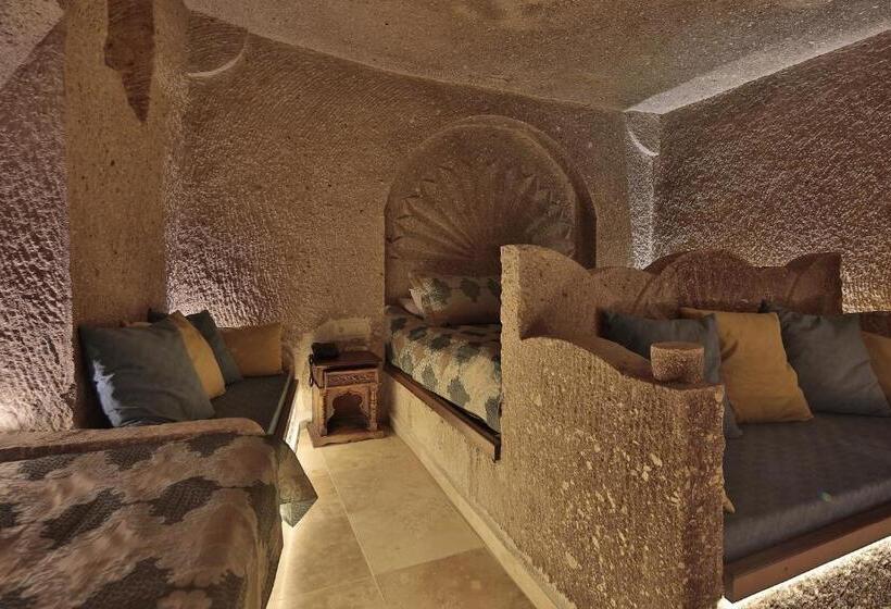 جناح سوبيريور, Shoestring Cave House
