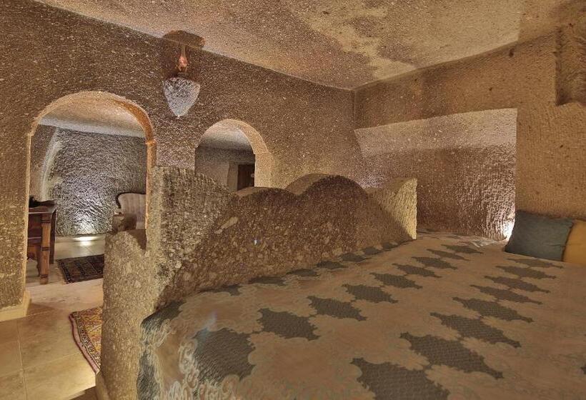 جناح سوبيريور, Shoestring Cave House