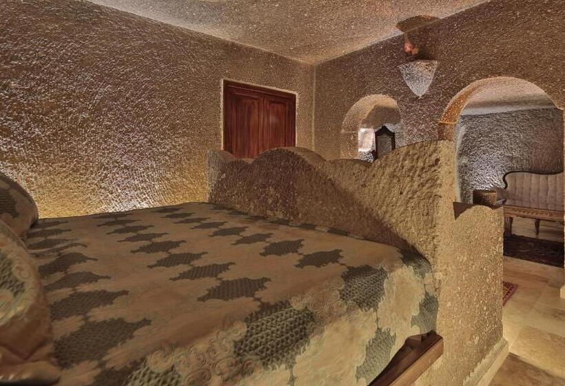 سوییت سوپریور, Shoestring Cave House