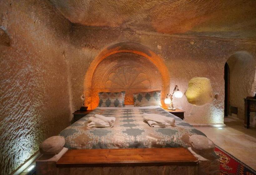 سوییت جونیور, Shoestring Cave House