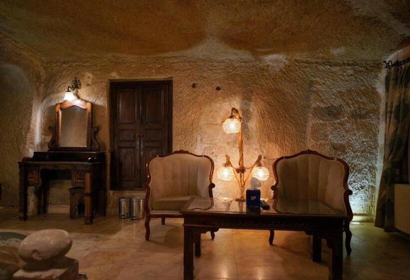 Junior Süit, Shoestring Cave House